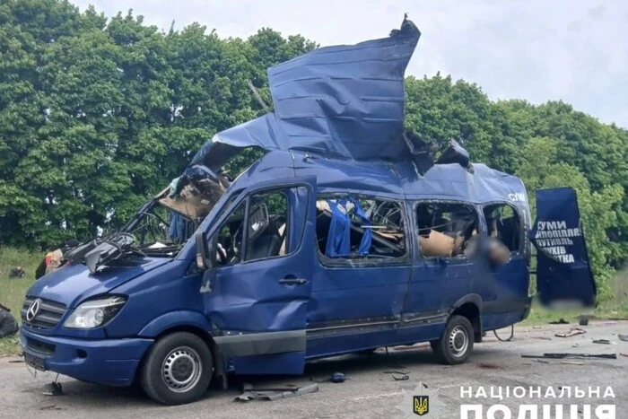 Pojawiły się przerażające zdjęcia z obwodu sumskiego: wróg ostrzelał autobus pasażerski, są ofiary