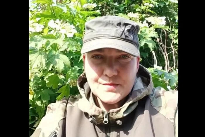 Ehemalige Abgeordnete Sawtschenko neben der Johannisbeere erzählte, dass sie lebt