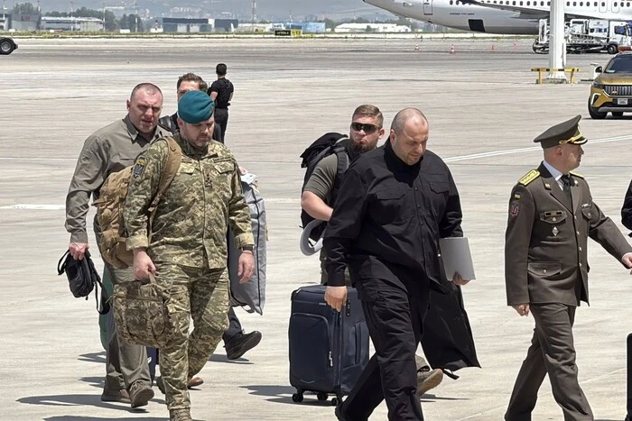 Російські пропагандисти у Стамбулі грубо намагалися прорватися до Умєрова