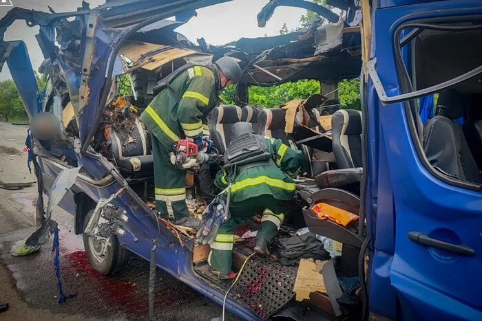Рятувальники дістали тіла пасажирів знищеного дроном автобуса на Сумщині