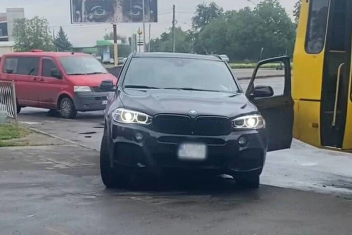 В Умани пьяный мужчина на BMW врезался в автобус