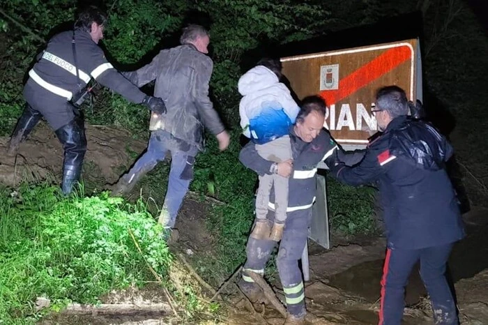 W Włoszech ojciec przez lata trzymał dwoje dzieci w leśnej chatce, obawiając się koronawirusa