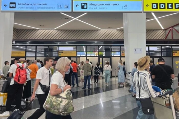 Россияне ночуют в аэропортах: в Москве очередной авиаколлапс из-за атаки дронов