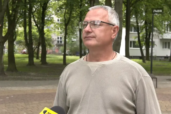 Ветеран на заході спілкується з журналістами