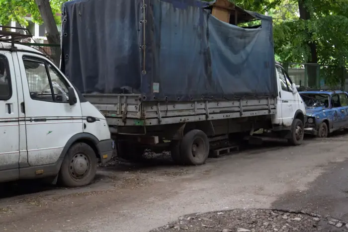 Resident of Dnipro created a car cemetery among high-rise buildings