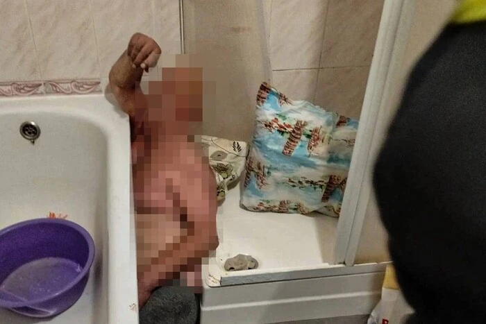 In der Region Lwiw haben Retter einen Mann befreit, der zum Geisel seiner eigenen Badewanne wurde