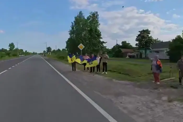 Звільнених з полону українців на шляху додому вітають люди: щемливе відео