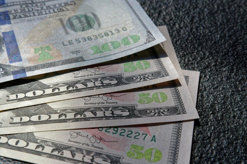 Der Kurs von Dollar und Euro wird im Juni unter Druck stehen: Experte gibt neue Zahlen für die Ukrainer bekannt