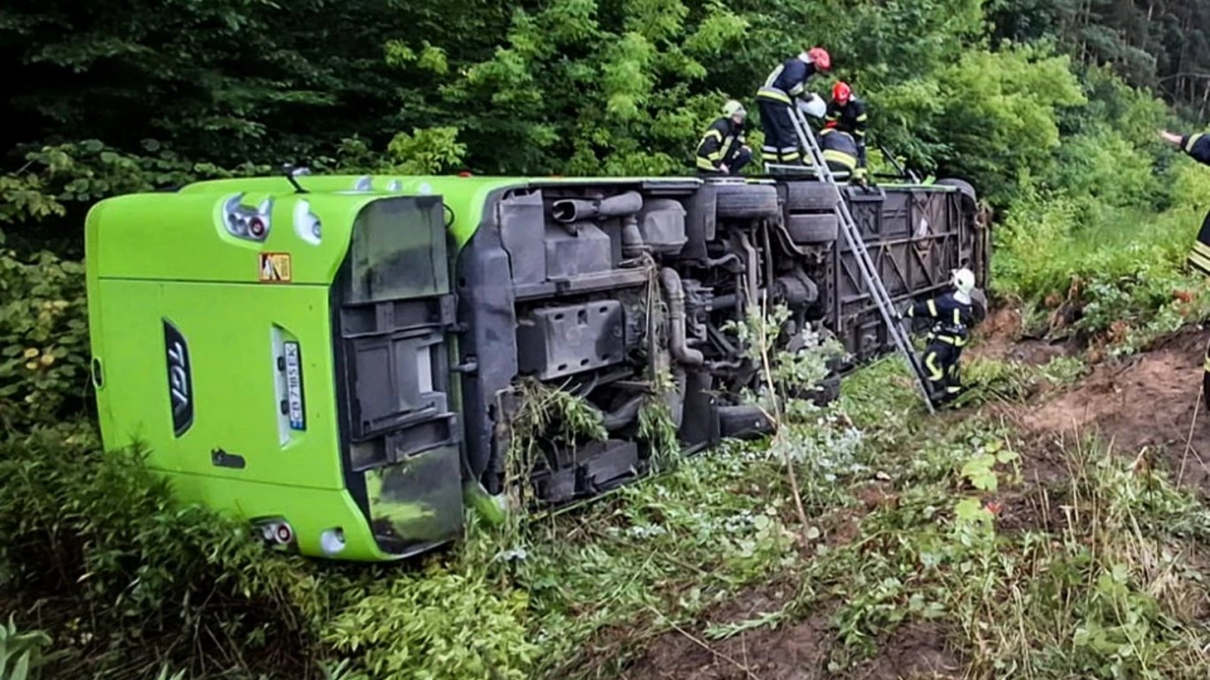 Auf der Autobahn bei Lwiw Verkehrsunfall mit einem Bus - was über die Verletzten bekannt ist