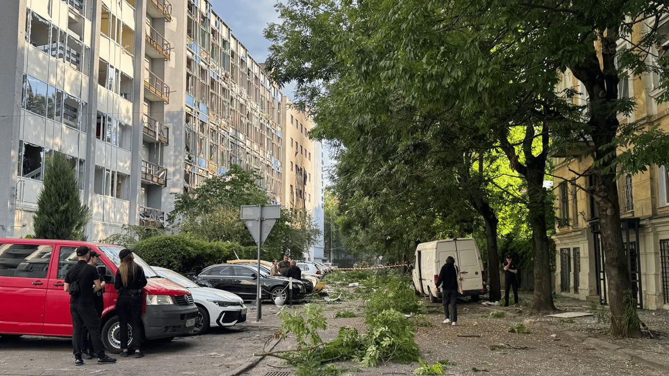 Поврежденные дома и автомобили — фото последствий обстрела Львова