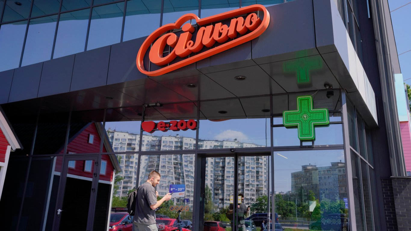 Знижки на продукти до 55% — що віддають у Сільпо значно дешевше
