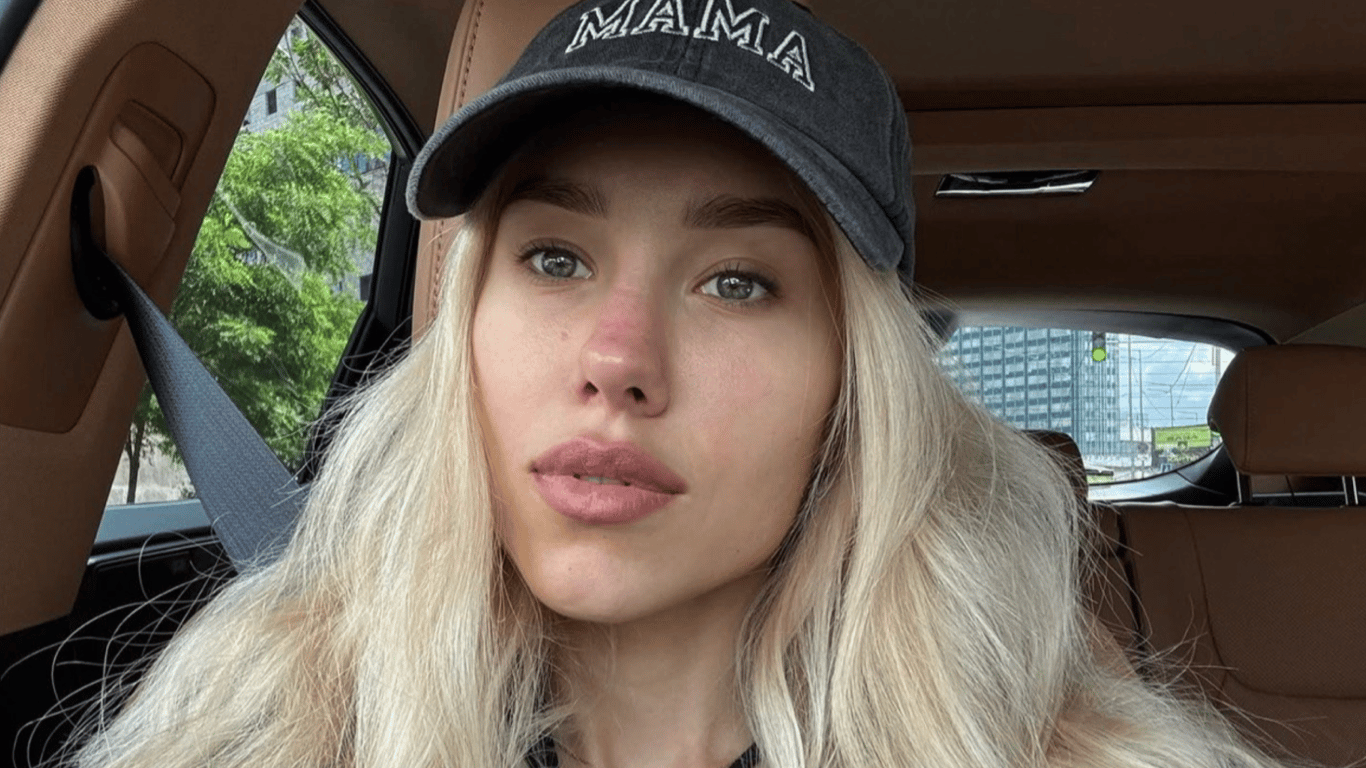 Die Jeans, die Kvitkova trägt, haben einen stilvollen Look zu allem