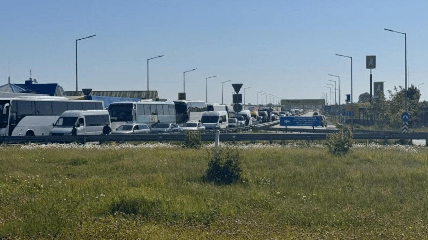 З десяток КПП переповнені автівками — черги на кордоні вранці