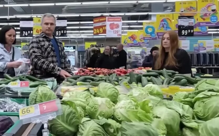 Ашан, Метро та Варус обвалили ціни на популярні овочі: скільки коштують кіло огірків, помідорів та молодої капусти